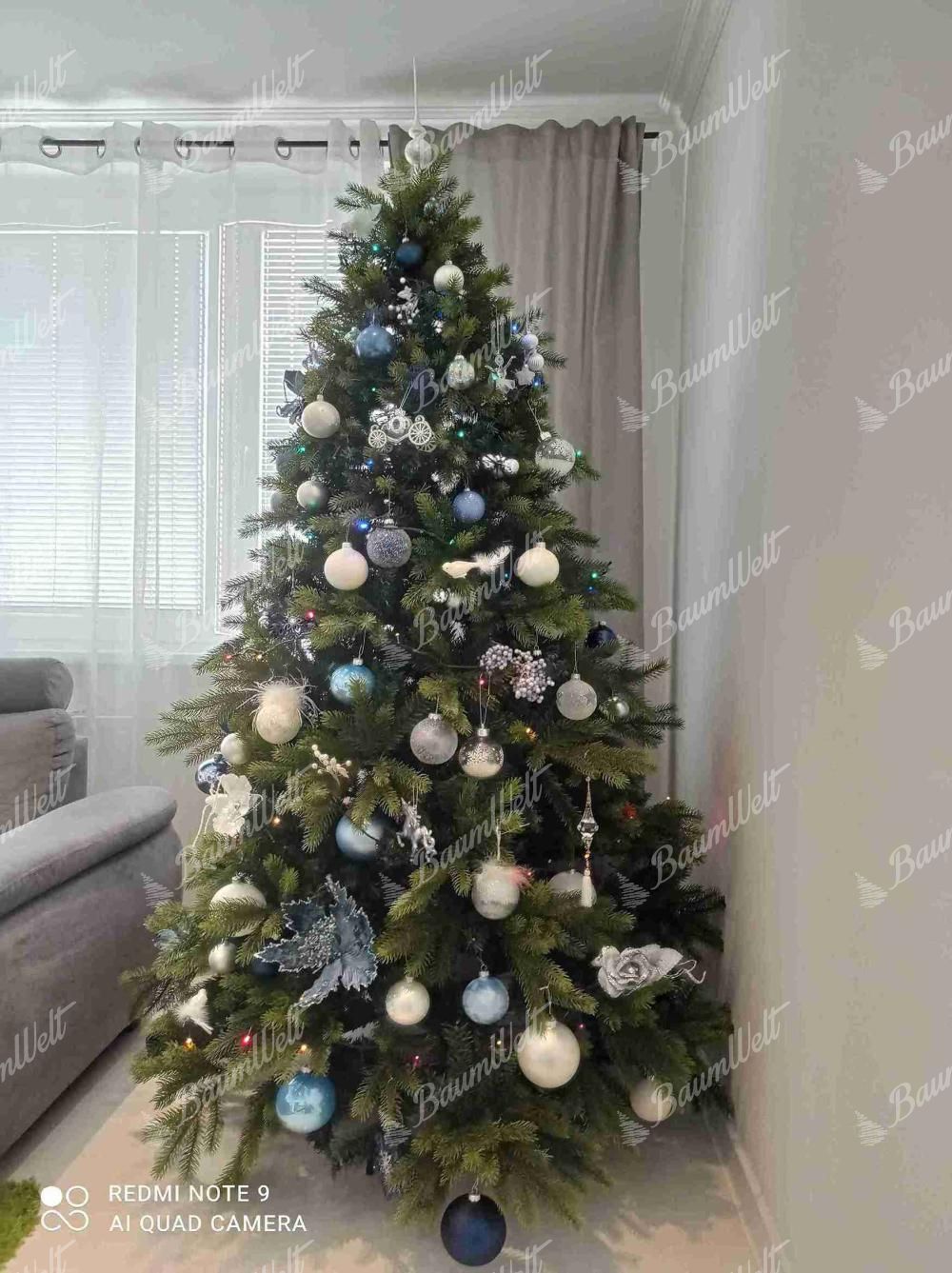 Künstlicher Weihnachtsbaum 3D Skandinavische Fichte 210cm ist mit weißen, blauen und silbernen Dekorationen geschmückt und