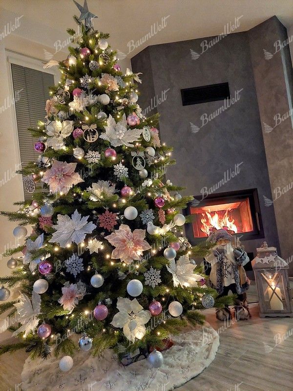 Künstlicher Weihnachtsbaum 3D Skandinavische Fichte 210cm ist mit weißen, rosa und silbernen Dekorationen verziert