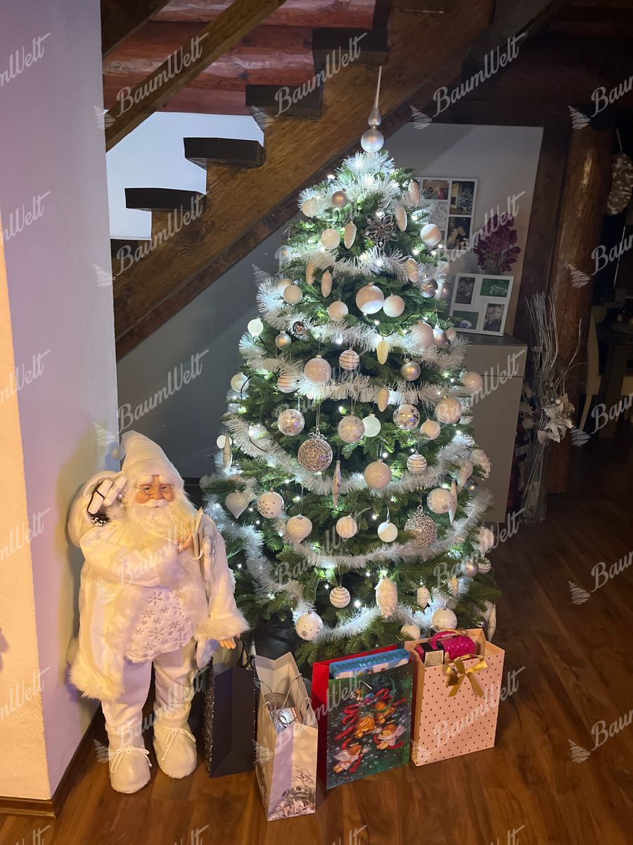 Künstlicher Weihnachtsbaum 3D Kaukasus-Tanne XL 180cm ist dicht mit weißen und silbernen Dekorationen geschmückt