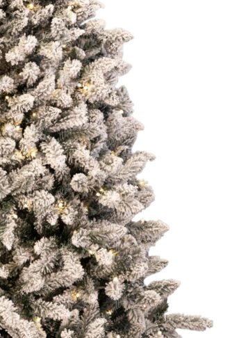 Künstlicher Weihnachtsbaum Nordische Fichte mit LED Beleuchtung. Der Baum ist dicht mit Schnee bedeckt und hat eine umlaufende LED-Beleuchtung.