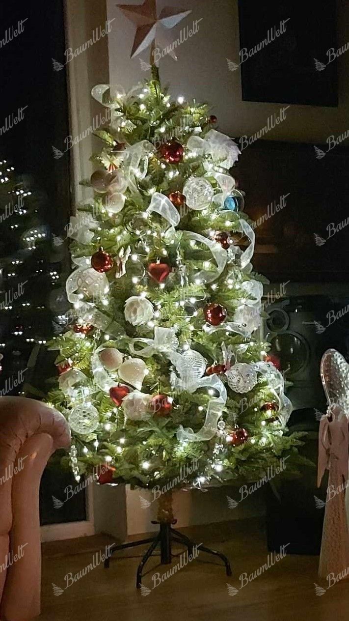 Künstlicher Weihnachtsbaum 3D Kaukasus-Tanne 150cm ist mit weißen und roten Dekorationen geschmückt