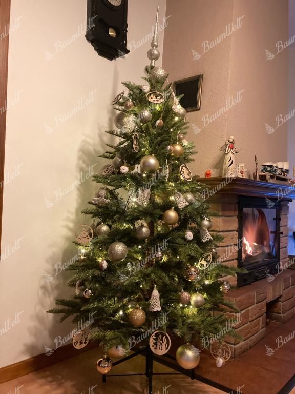 Künstlicher Weihnachtsbaum 3D Kaukasus-Tanne 150cm ist mit Gold- und Holzverzierungen geschmückt