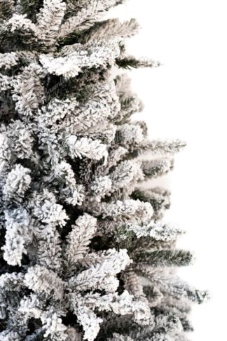 Künstlicher Weihanchtsbaum Nordische Fichte mit Kunstschnee. Der Baum ist dick mit Schnee bedeckt.