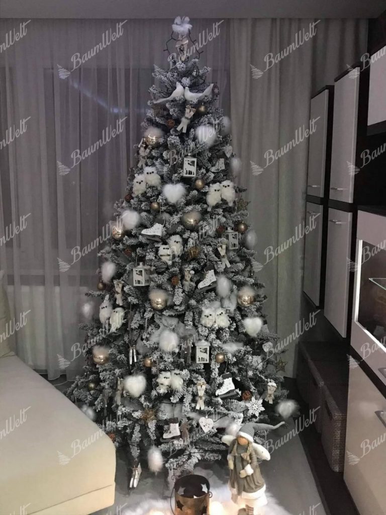 Künstlicher Weihnachtsbaum Nordische Fichte mit Kunstschnee 210cm