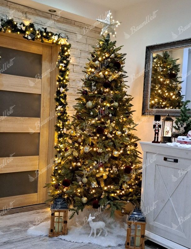 Künstlicher grüner Weihnachtsbaum mit goldenen Ornamenten im Wohnzimmer