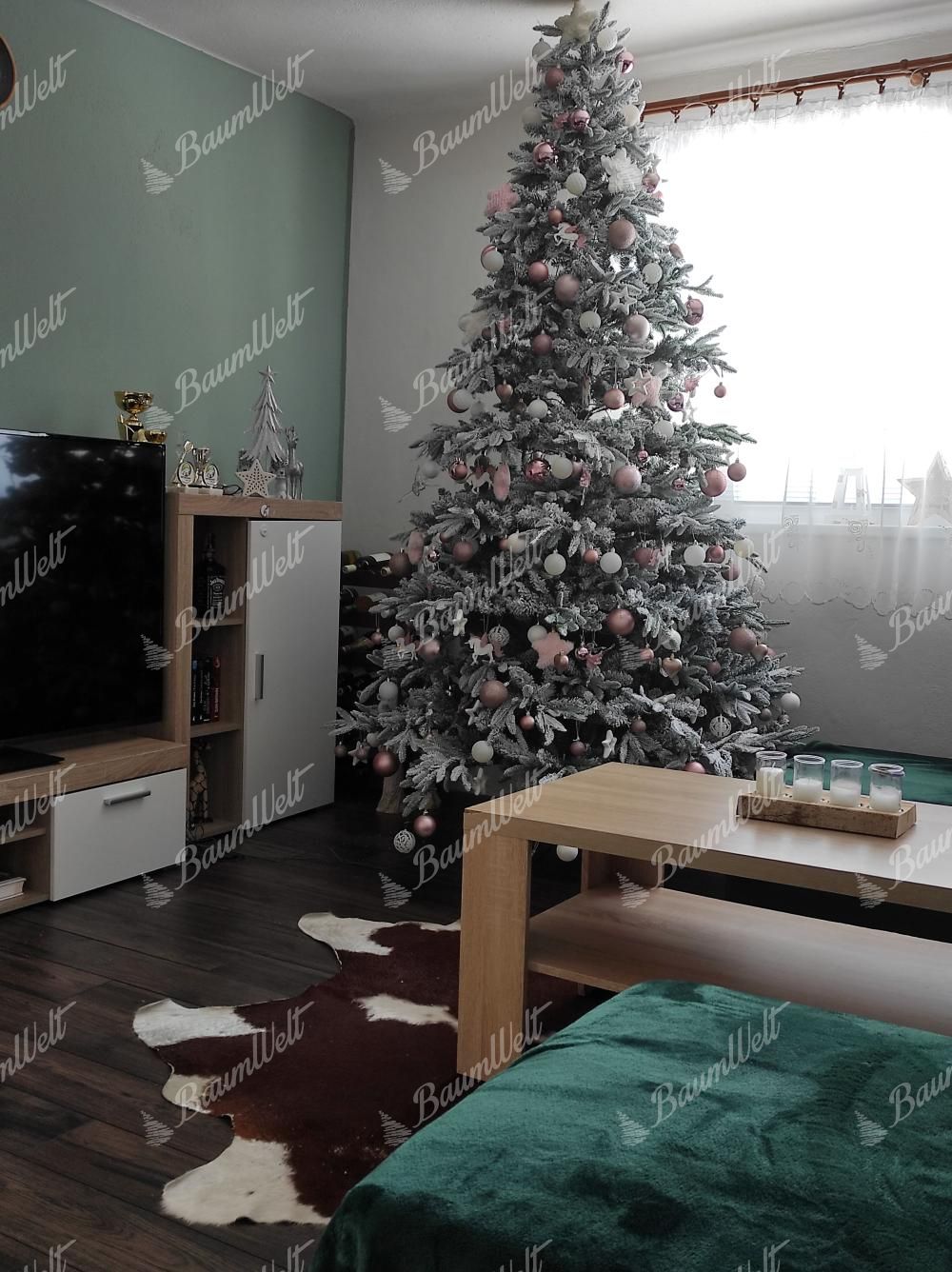 Künstlicher Weihnachtsbaum 3D Sibirische Tanne 270cm, ist mit rosa Verzierungen verziert