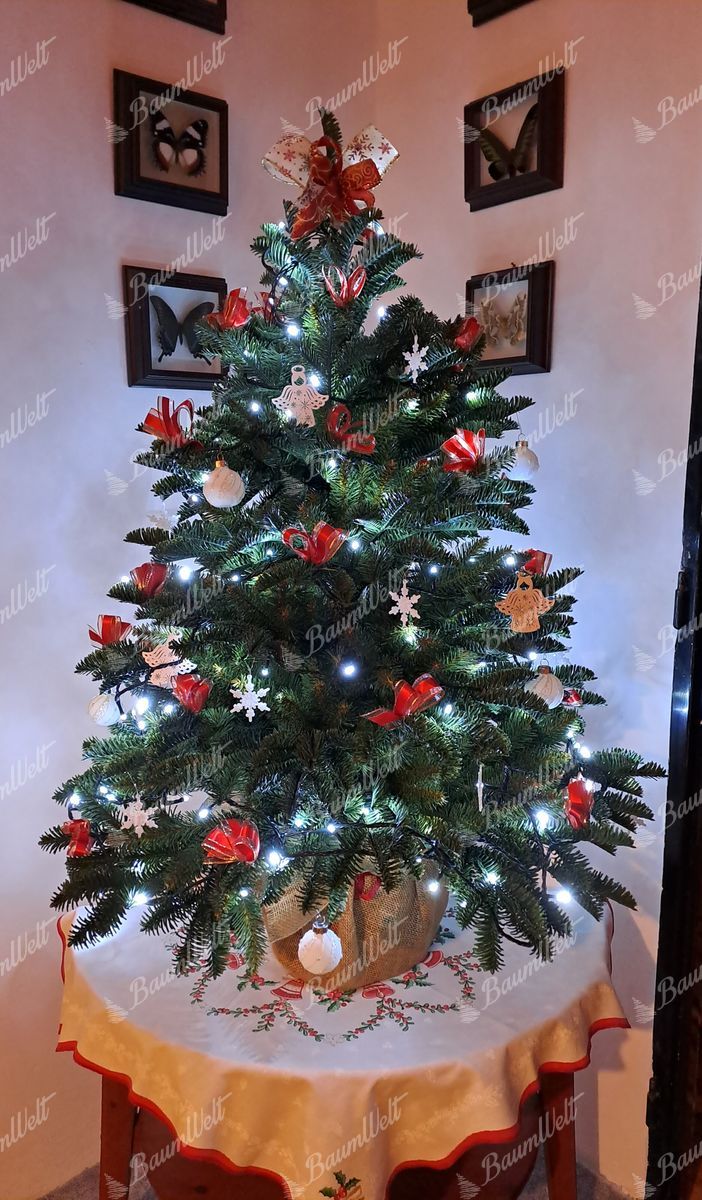 Künstlicher Baum im Topf 3D Tanne Charmant 100cm, ist mit roten und weißen Verzierungen verziert