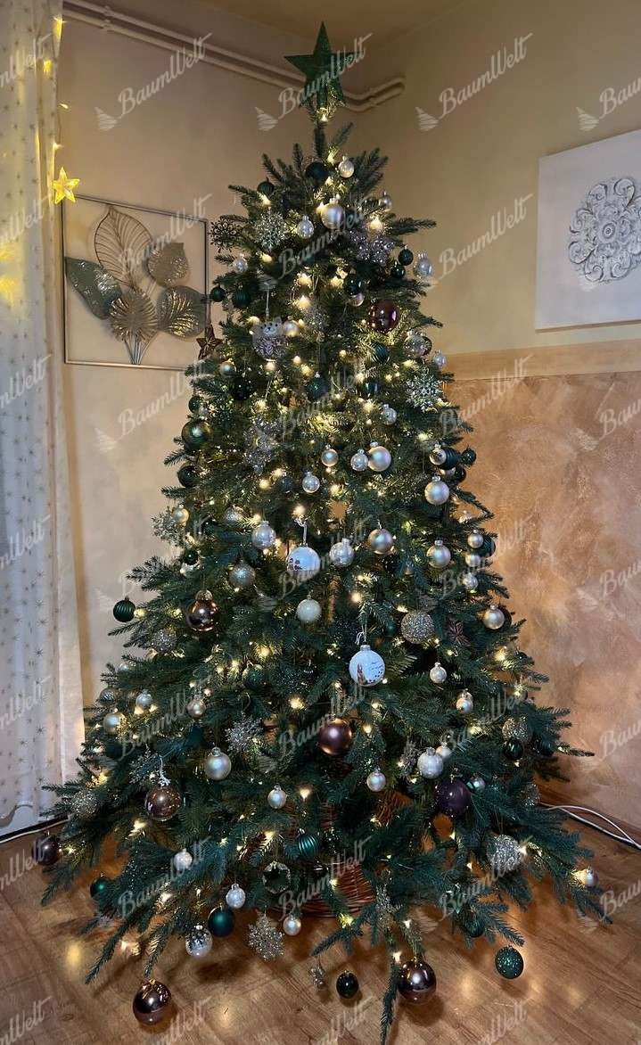 Künstlicher Weihnachtbaum 3D Fichte Massiv mit LED- Beleuchtung 210cm 450LED, ist mit goldenen und weißen Verzierungen verziert
