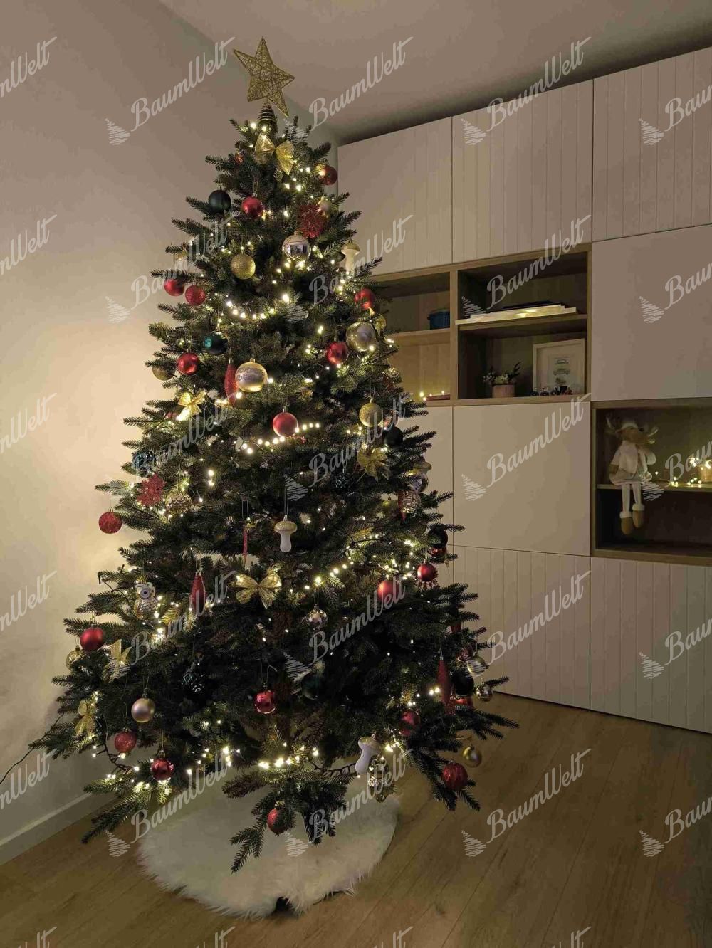 Künstlicher Weihnachtsbaum 3D Alpenfichte 210cm, ist mit goldweißen und roten Verzierungen verziert