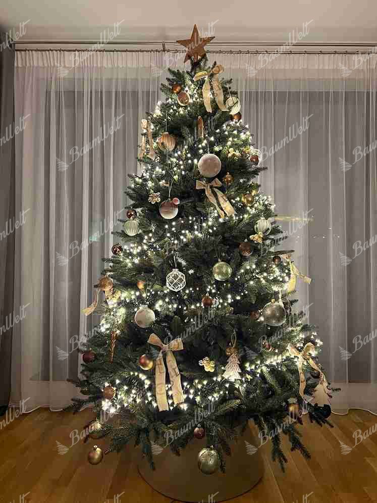 Künstlicher Weihnachtsbaum 3D Alpenfichte 210, ist mit goldenen und weißen Verzierungen verziert