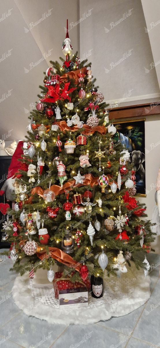 Künstlicher Weihnachtsbaum 3D Alpenfichte XL 180cm, es ist mit weißen und roten Verzierungen verziert