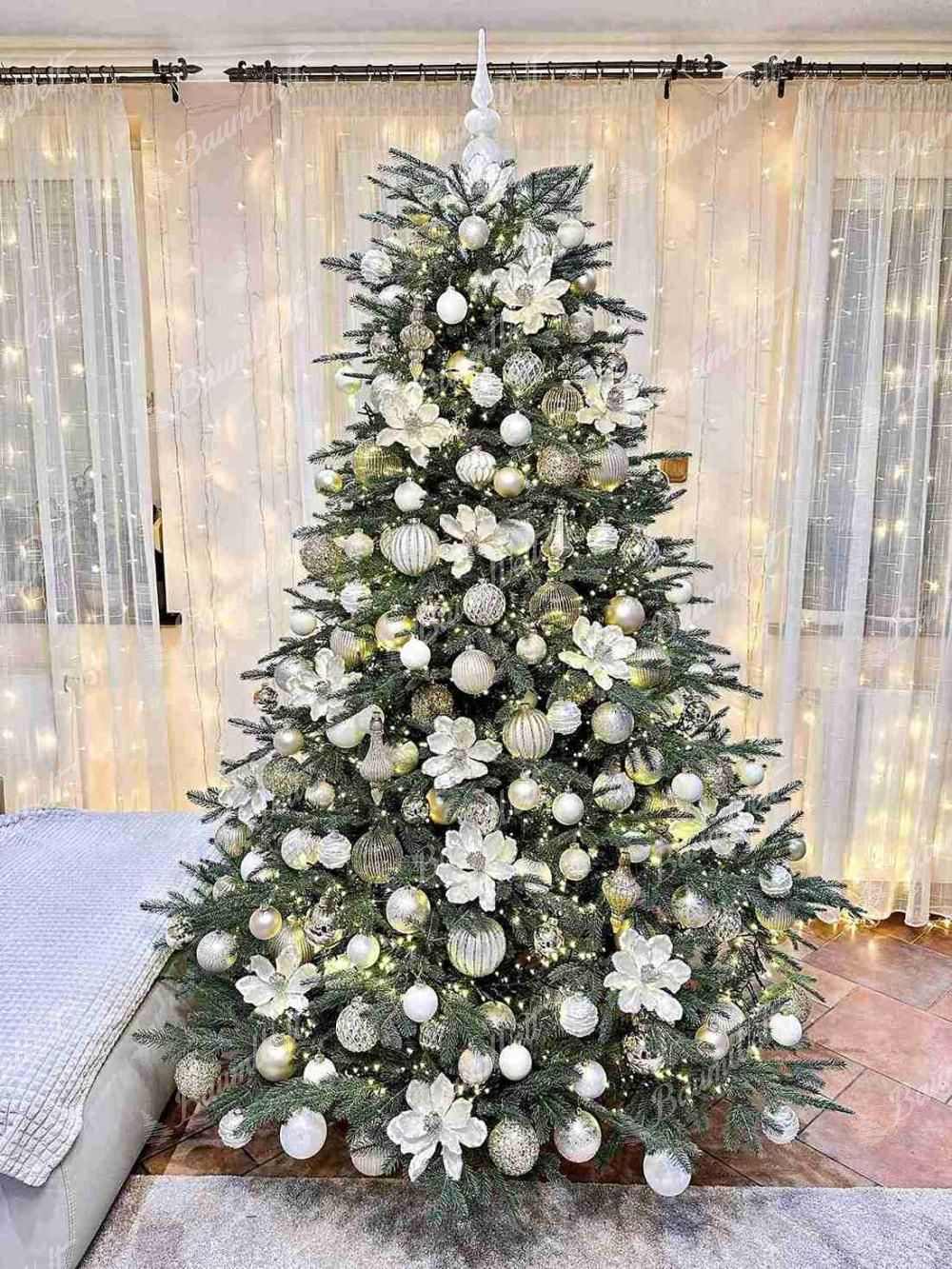 Künstlicher Weihnachtsbaum 3D Fichte Massiv 210cm, ist mit weißen und goldenen Dekorationen verziert