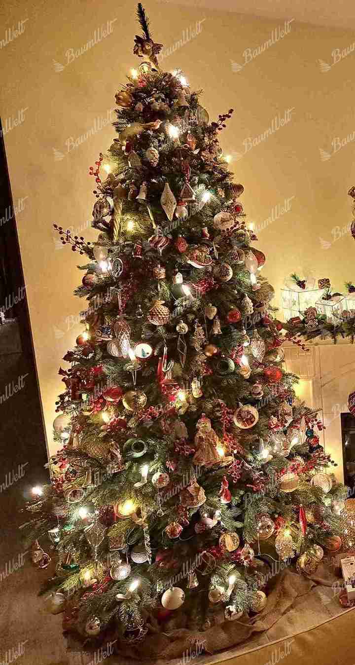 Künstlicher Weihnachtsbaum 3D Fichte Massiv 210cm, ist mit roten und goldenen Verzierungen geschmückt