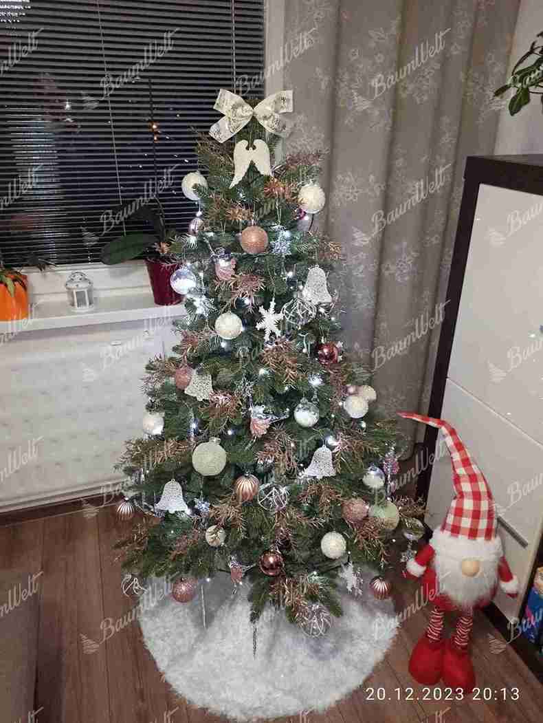 Künstlicher Weihnachtsbaum 3D Kanadische Tanne 150cm, ist mit rosa und weißen Dekorationen verziert
