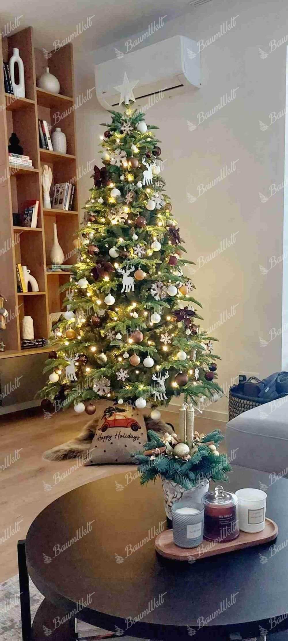 Künstlicher Weihnachtsbaum 3D Kaukasus-Tanne 210cm, ist mit weißen und kupfernen Verzierungen geschmückt