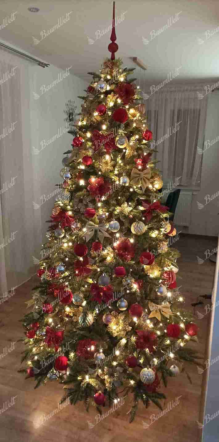 Künstlicher Weihnachtsbaum 3D Kaukasus-Tanne 210cm, ist mit roten und goldenen Verzierungen geschmückt
