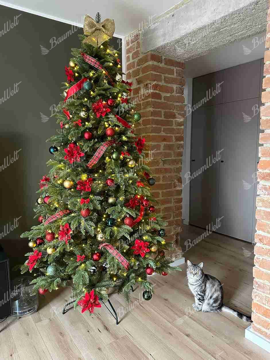 Künstlicher Weihnachtsbaum 3D Kaukasus-Tanne 210cm, ist mit roten, grünen und goldenen Verzierungen geschmückt