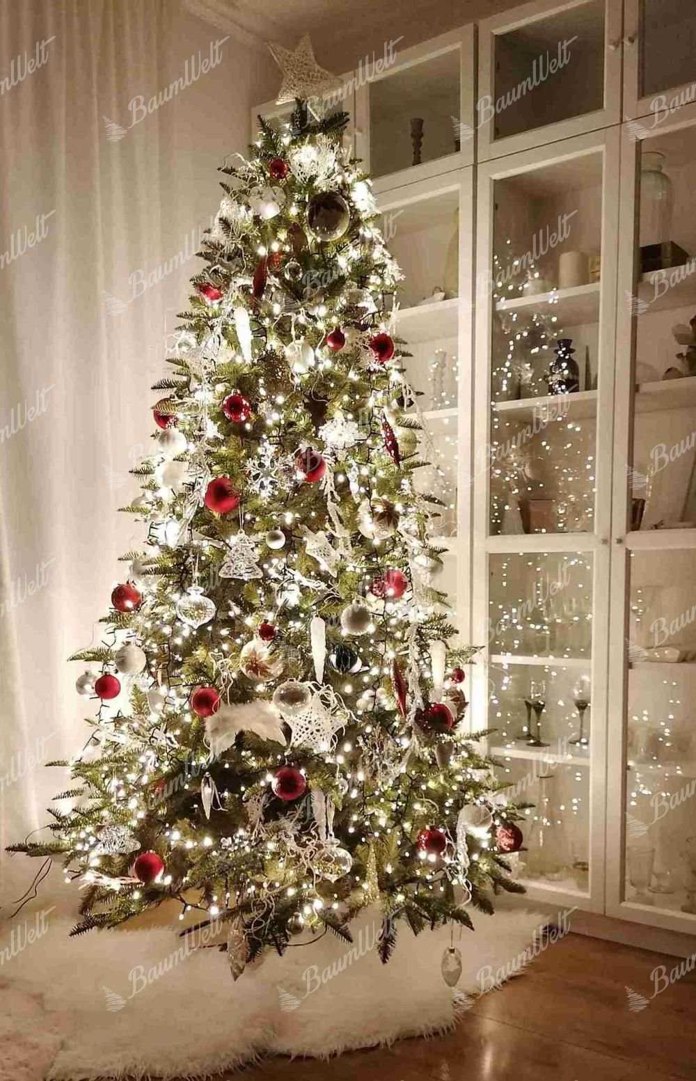 Künstlicher Weihnachtsbaum 3D Kaukasus-Tanne 210cm, ist mit roten und goldenen Ornamenten verziert