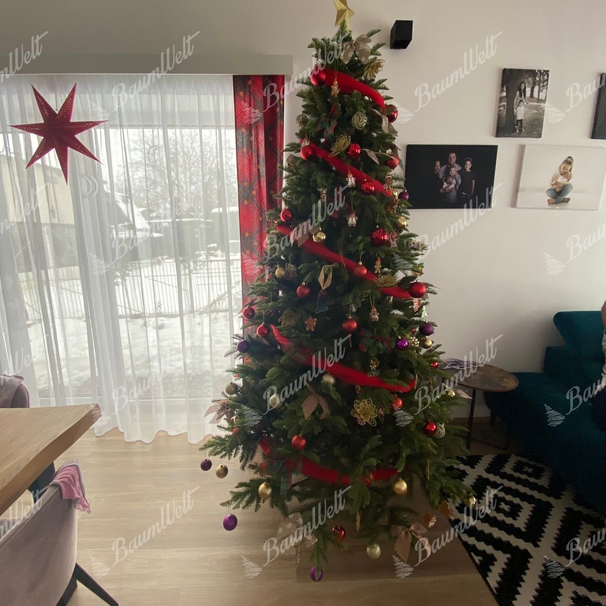 Künstlicher Weihnachtsbaum 3D Kaukasus-Tanne 240cm, ist mit roten und goldenen Ornamenten verziert