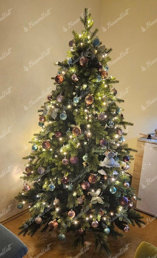 Künstlicher Weihnachtsbaum 3D Skandinavische Fichte 210cm, ist mit weißen und rosa Dekorationen verziert