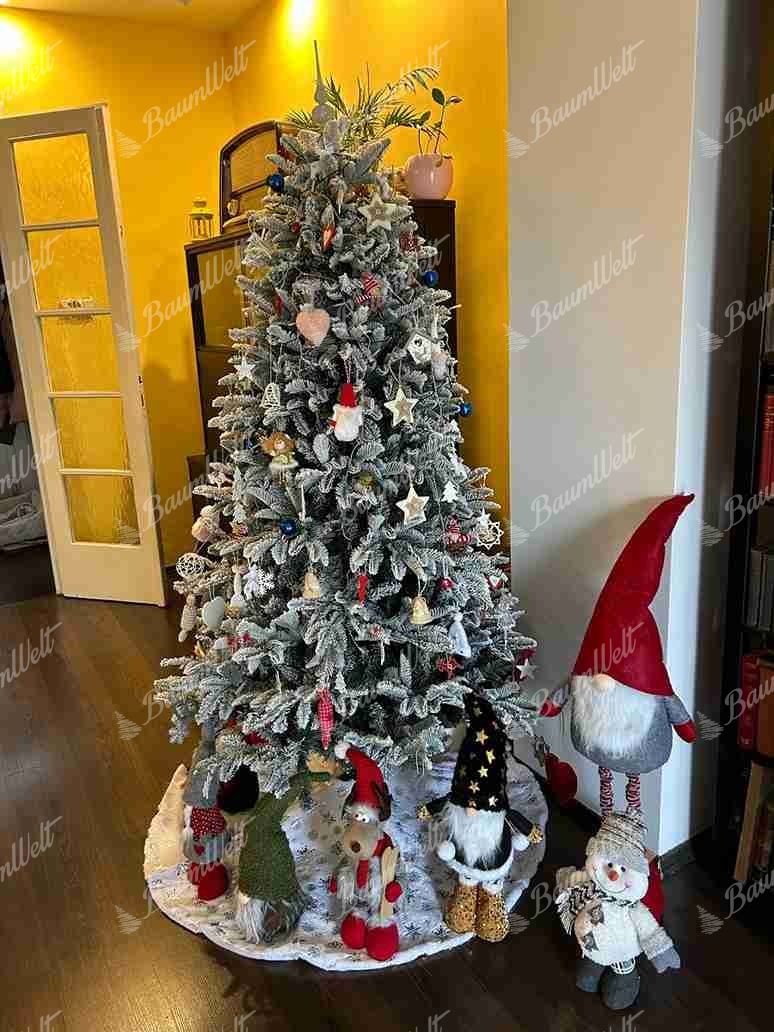 Künstlicher Weihnachtsbaum 3D Tanne Alabaster 180cm, ist mit weißen und roten Dekorationen verziert