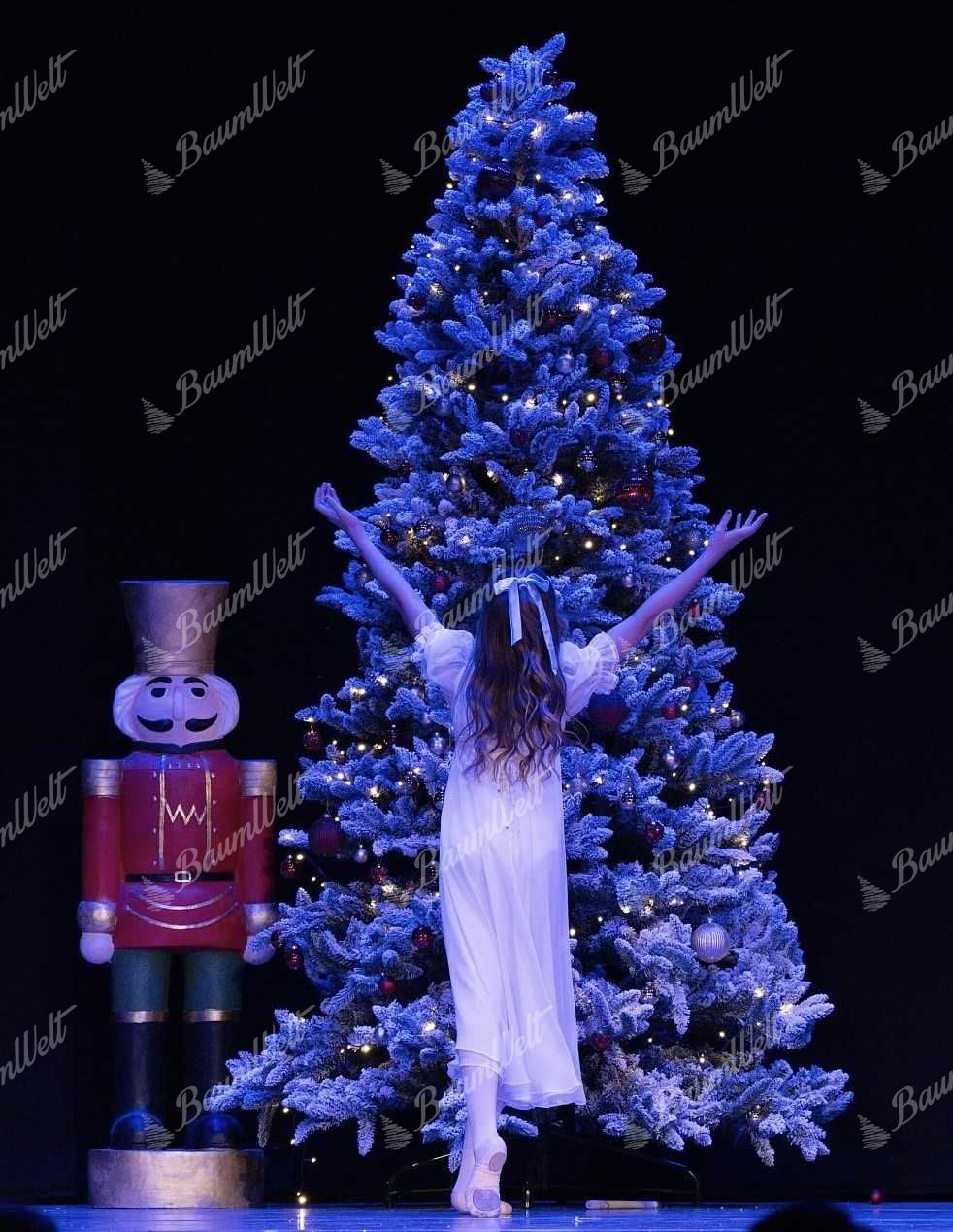 Künstlicher Weihnachtsbaum Nordische Fichte mit Kunstschnee 300cm