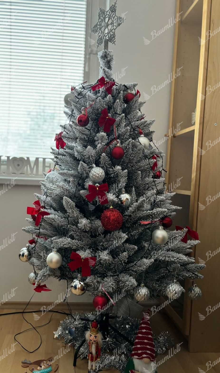 Künstlicher Weihnachtsbaum Weiß-Fichte 150cm, ist mit roten und weißen Verzierungen geschmückt