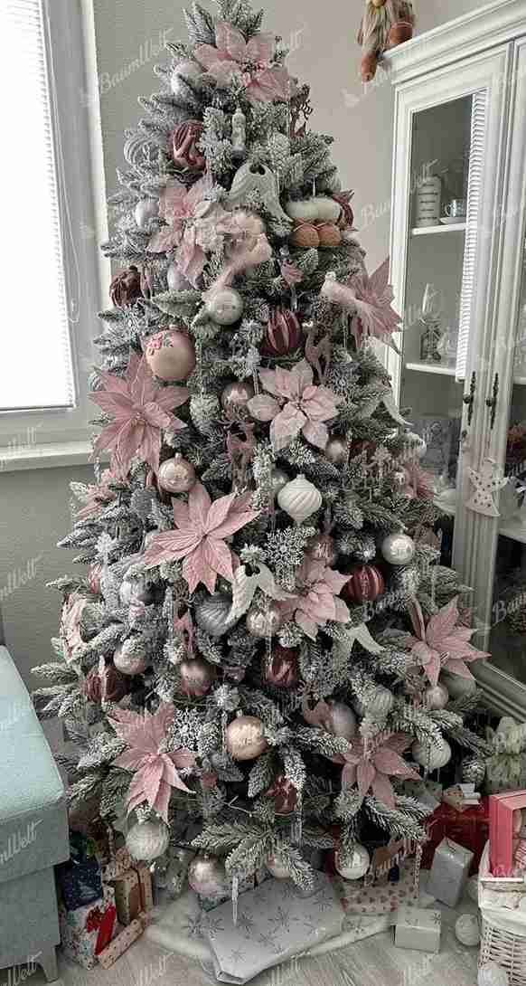 Künstlicher Weihnachtsbaum Weiß-Fichte 220cm, ist mit rosa und weißen Dekorationen verziert