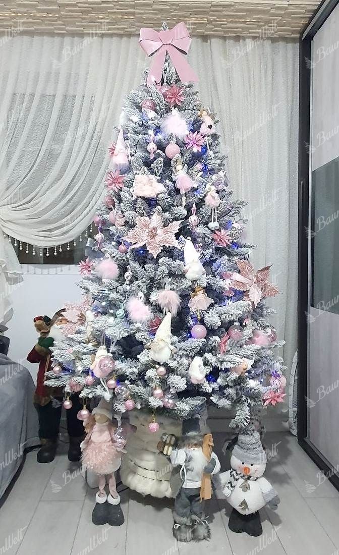 Künstlicher Weihnachtsbaum Weiß-Fichte 220cm, ist mit rosafarbenen Verzierungen geschmückt