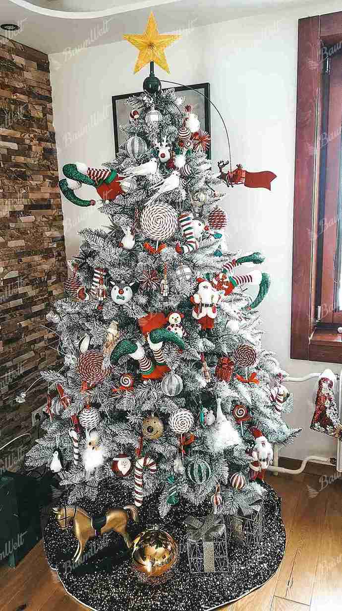 Künstlicher Weihnachtsbaum Weiß-Fichte 220cm, ist mit roten, grünen und weißen Dekorationen verziert