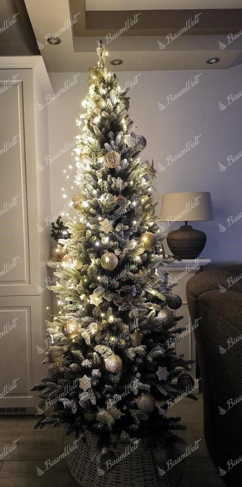 Weihnachtsbaum 3D-Königsfichte schlank 210cm, ist mit weißen Dekorationen verziert
