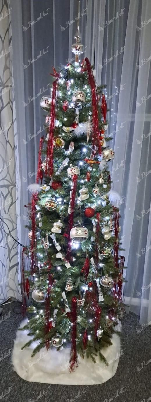 Weihnachtsbaum 3D-Rotfichte 180cm, ist mit roten und weißen Dekorationen verziert