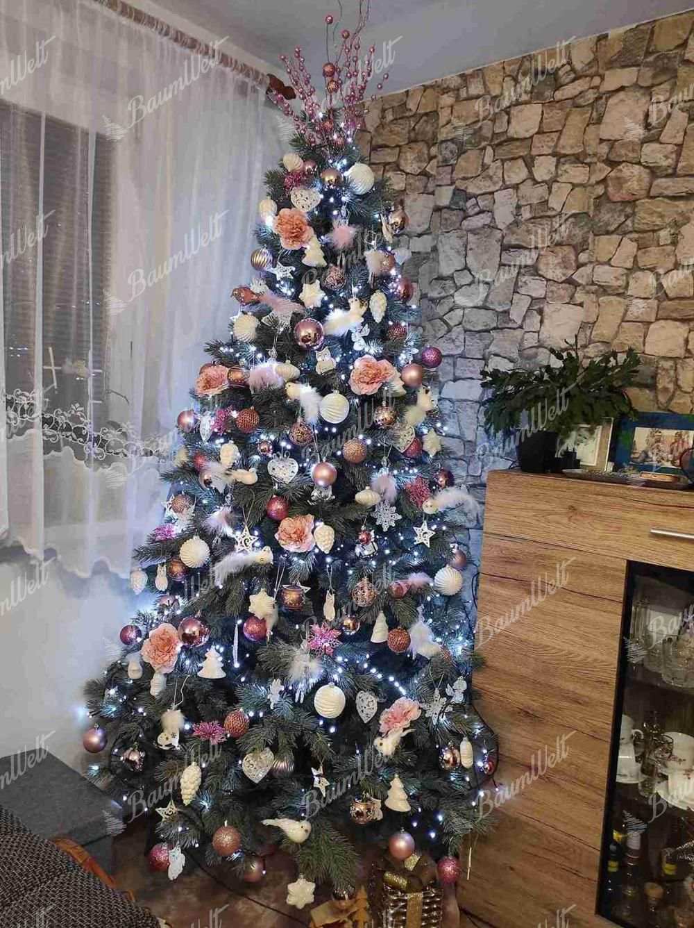 Weihnachtsbaum 3D-Silberkiefer 210cm, ist mit rosa und weißen Dekorationen verziert