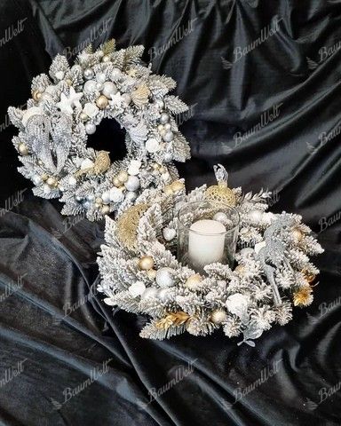 Weihnachtskranz Weiß-Fichte 50cm, ist mit goldenen Dekorationen geschmückt