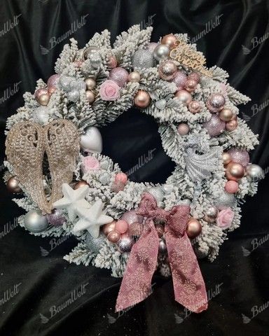 Weihnachtskranz Weiß-Fichte 50cm, ist mit rosa Dekorationen geschmückt