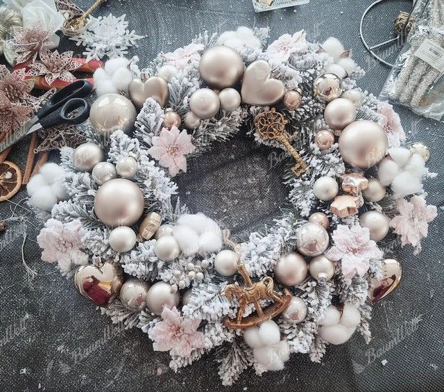 Weihnachtskranz Weiß-Fichte 50cm, ist mit rosa Dekorationen geschmückt