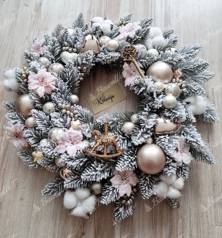 Weihnachtskranz Weiß-Fichte 50cm, ist mit rosa Dekorationen geschmückt