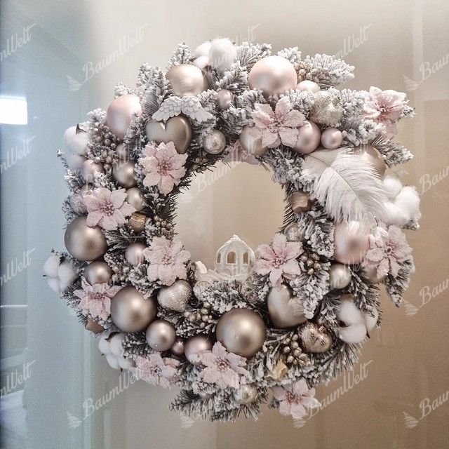 Weihnachtskranz Weiß-Fichte 50cm, ist mit rosa und weißen Dekorationen geschmückt