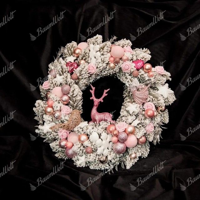 Weihnachtskranz Weiß-Fichte 50cm, ist mit rosa Dekorationen geschmückt